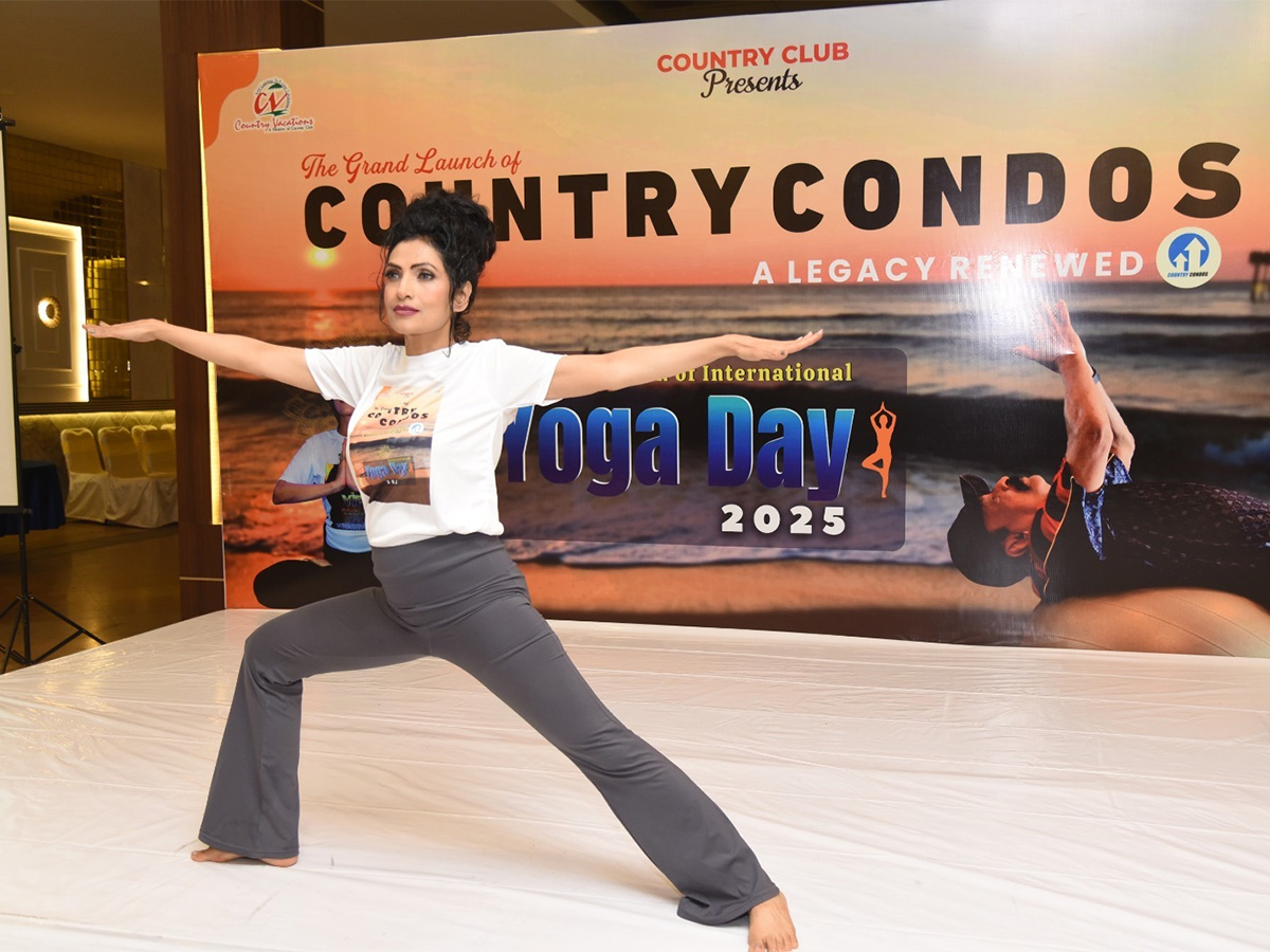 International_20yoga_20trainer_20Simran_20creates_20buzz_20at_20yoga_20festivals__20_285_29.jpg 5