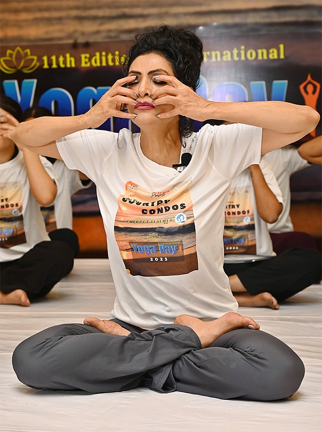 International_20yoga_20trainer_20Simran_20creates_20buzz_20at_20yoga_20festivals__20_287_29.jpg 7
