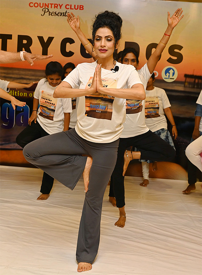 International_20yoga_20trainer_20Simran_20creates_20buzz_20at_20yoga_20festivals__20_288_29.jpg 8