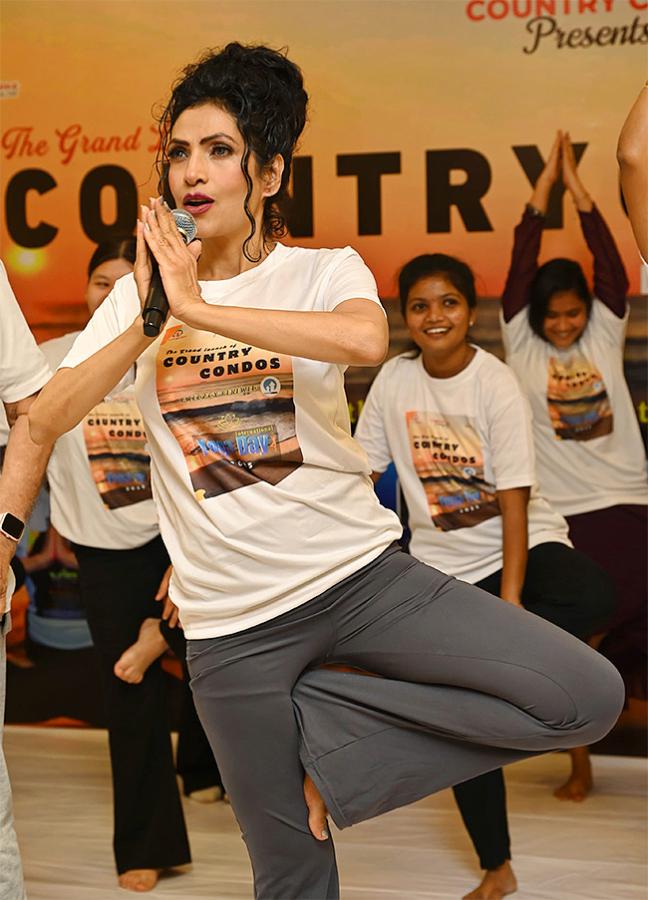 International_20yoga_20trainer_20Simran_20creates_20buzz_20at_20yoga_20festivals__20_289_29.jpg 9