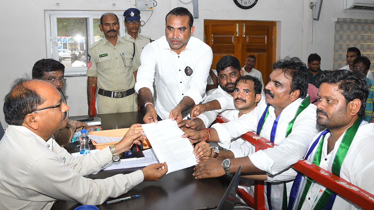 YSRCP_20Yuvatha_20Poru_20_20YSRCP_20Leaders_20PROTEST_20Against_20Chandrababu_20Govt__20_2820_29.jpg 20