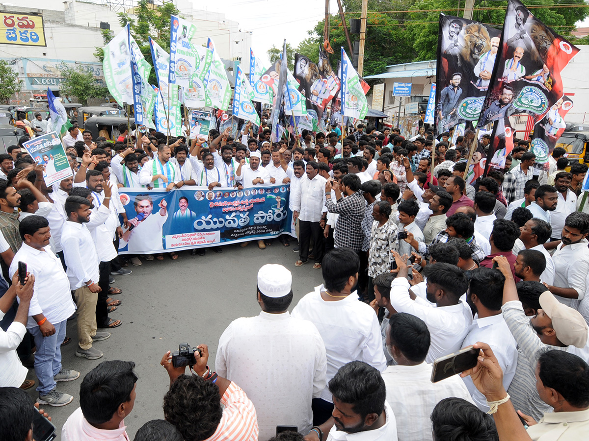 YSRCP_20Yuvatha_20Poru_20_20YSRCP_20Leaders_20PROTEST_20Against_20Chandrababu_20Govt__20_282_29.jpg 2