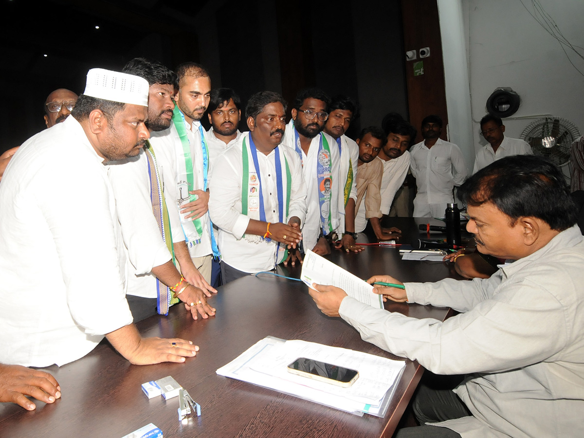 YSRCP_20Yuvatha_20Poru_20_20YSRCP_20Leaders_20PROTEST_20Against_20Chandrababu_20Govt__20_283_29.jpg 3