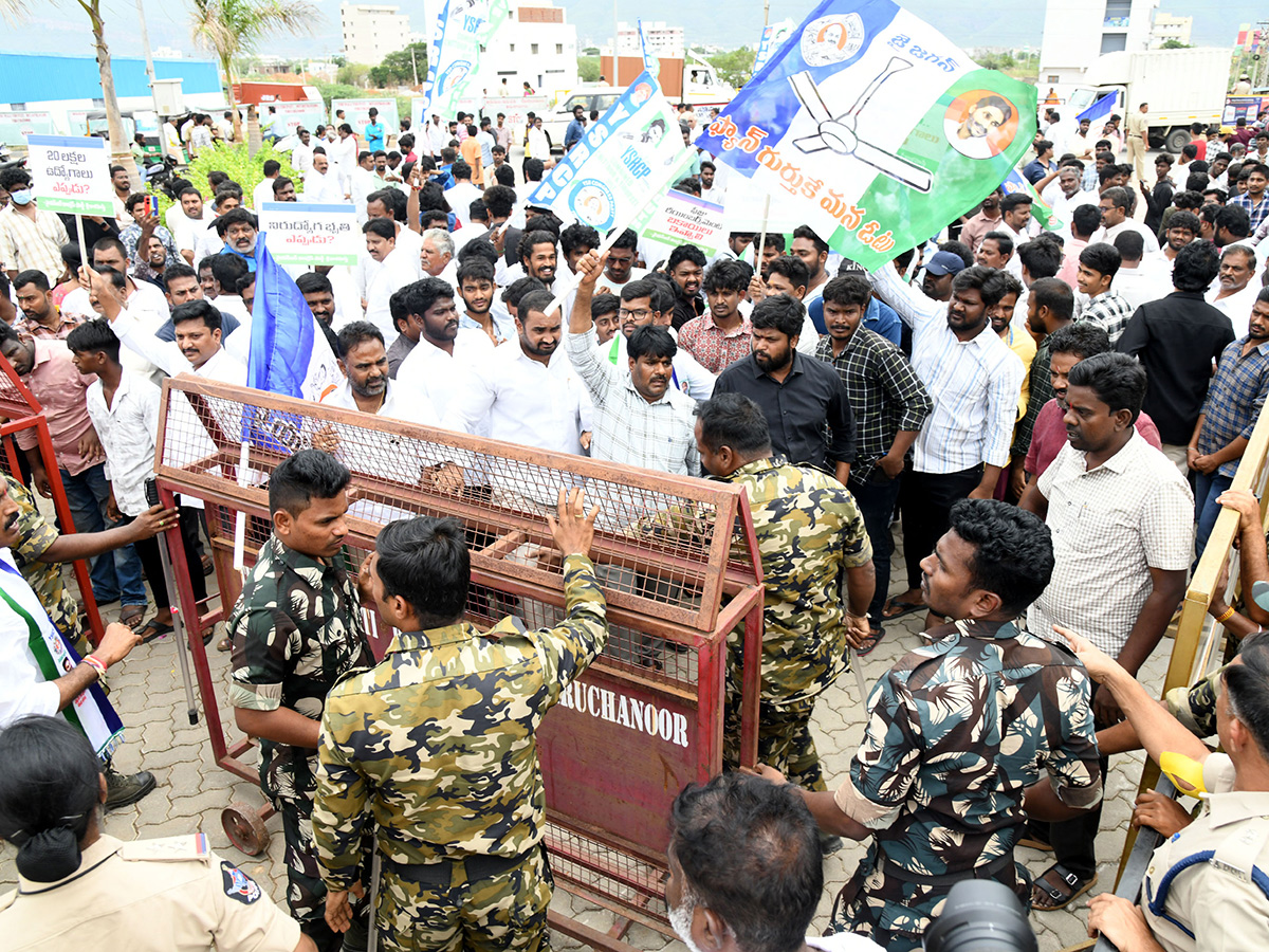 YSRCP_20Yuvatha_20Poru_20_20YSRCP_20Leaders_20PROTEST_20Against_20Chandrababu_20Govt__20_289_29.jpg 9