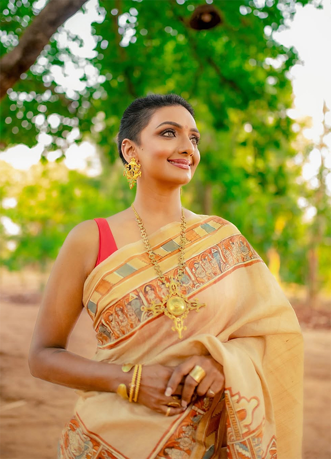 Bhanupriya_20Sister_20Shanti_20Priya_20Look_20with_20Shaved_20Head_20Goes_20Viral__20_283_29.jpg 3