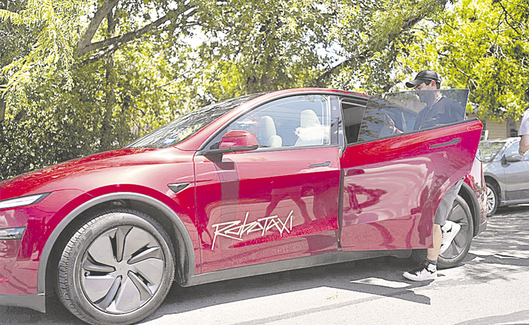 TESLA-ROBOTAXI-BIG.jpg