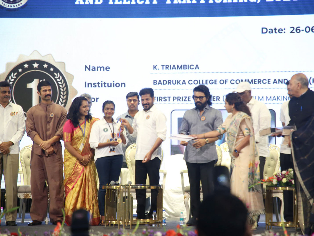 CM_20Revanth_20Reddy_2CRam_20Charan_2CVijay_20Deverakonda_20participate_20Anti-Drugs_20Day_20Event_20in_20Hyderabad_20Photos_1_20_283_29.jpg 17
