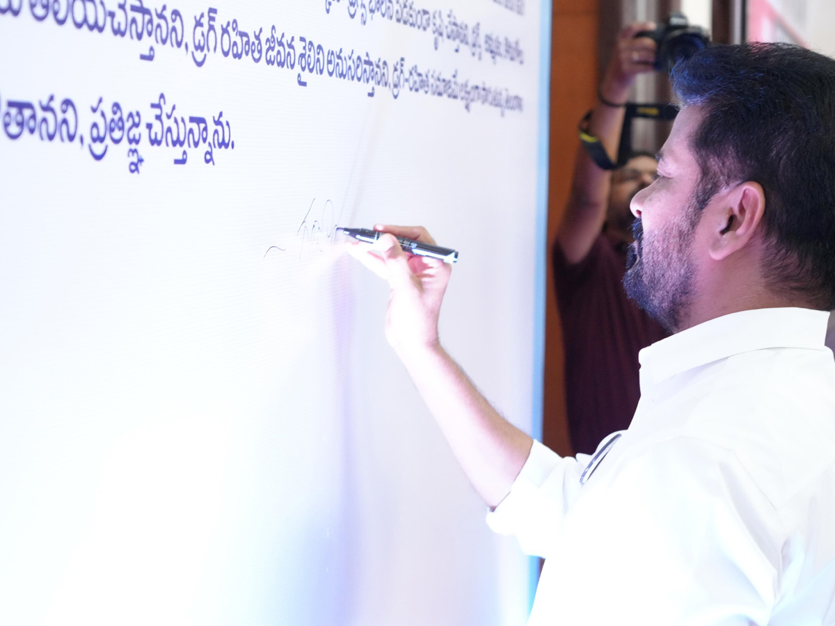 CM_20Revanth_20Reddy_2CRam_20Charan_2CVijay_20Deverakonda_20participate_20Anti-Drugs_20Day_20Event_20in_20Hyderabad_20Photos_20_2814_29.jpg 13