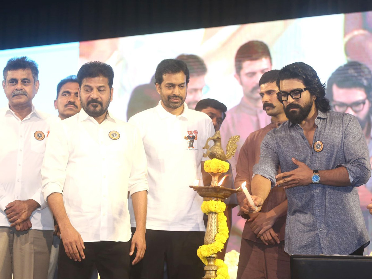 CM_20Revanth_20Reddy_2CRam_20Charan_2CVijay_20Deverakonda_20participate_20Anti-Drugs_20Day_20Event_20in_20Hyderabad_20Photos_20_282_29.jpg 2