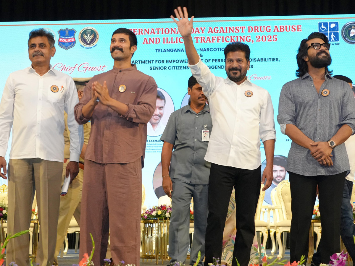CM_20Revanth_20Reddy_2CRam_20Charan_2CVijay_20Deverakonda_20participate_20Anti-Drugs_20Day_20Event_20in_20Hyderabad_20Photos_20_287_29.jpg 7