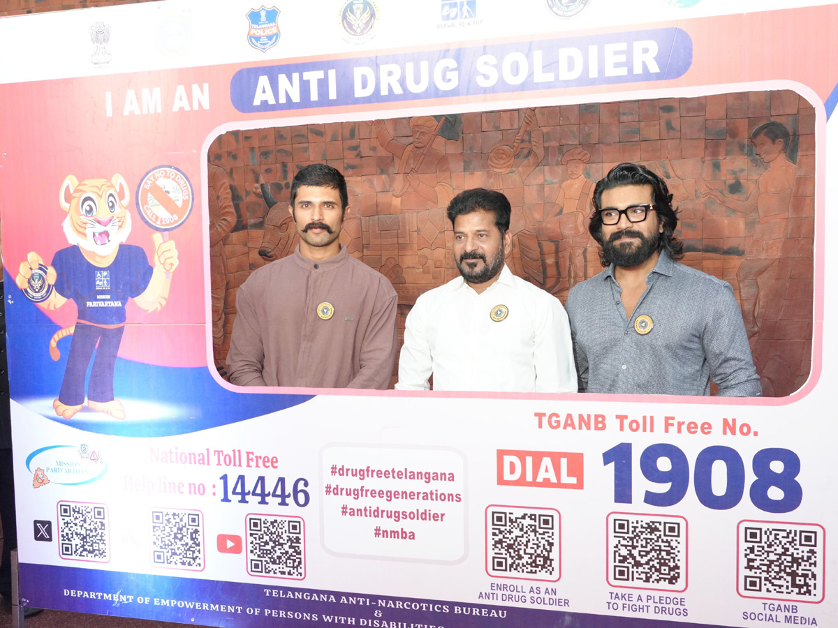 CM_20Revanth_20Reddy_2CRam_20Charan_2CVijay_20Deverakonda_20participate_20Anti-Drugs_20Day_20Event_20in_20Hyderabad_20Photos_20_289_29.jpg 9