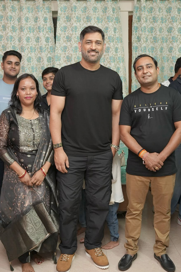 MS_20Dhoni_20Attends_20Childhood_20friend_20Birthday_20party_20Photos_20_2810_29.jpg 11