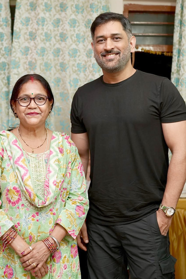 MS_20Dhoni_20Attends_20Childhood_20friend_20Birthday_20party_20Photos_20_2814_29.jpg 15