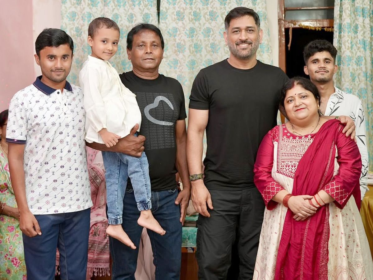 MS_20Dhoni_20Attends_20Childhood_20friend_20Birthday_20party_20Photos_20_2816_29.jpg 1