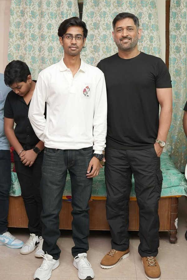 MS_20Dhoni_20Attends_20Childhood_20friend_20Birthday_20party_20Photos_20_281_29.jpg 2