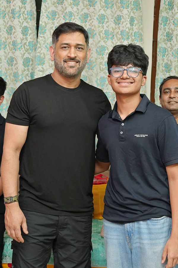 MS_20Dhoni_20Attends_20Childhood_20friend_20Birthday_20party_20Photos_20_283_29.jpg 4