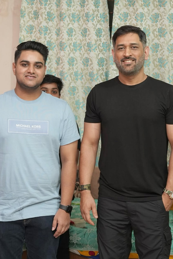 MS_20Dhoni_20Attends_20Childhood_20friend_20Birthday_20party_20Photos_20_285_29.jpg 6