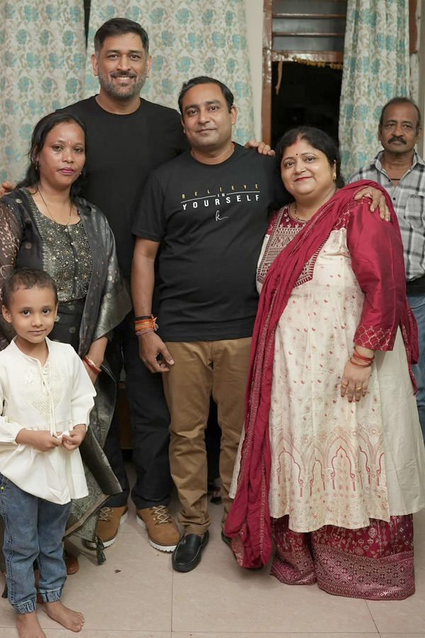 MS_20Dhoni_20Attends_20Childhood_20friend_20Birthday_20party_20Photos_20_287_29.jpg 8
