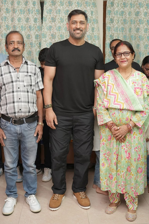 MS_20Dhoni_20Attends_20Childhood_20friend_20Birthday_20party_20Photos_20_288_29.jpg 9