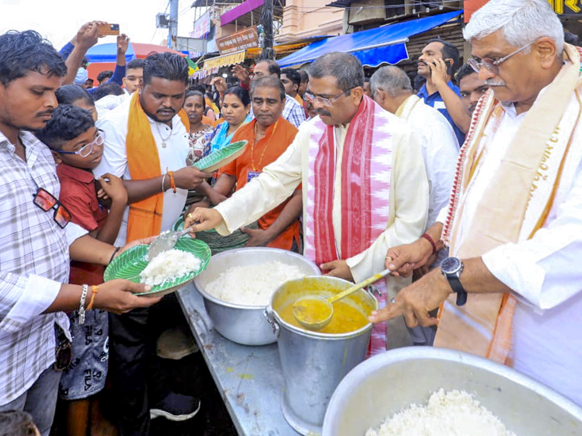 Devotees_20Gather_20For_20Grand_20Rath_20Yatra_20Of_20Lord_20Jagannath_20In_20Puri_20Photos_20_282_29.jpg 4
