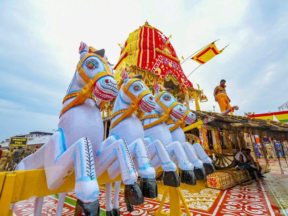 Devotees_20Gather_20For_20Grand_20Rath_20Yatra_20Of_20Lord_20Jagannath_20In_20Puri_20Photos_20_284_29.jpg 5