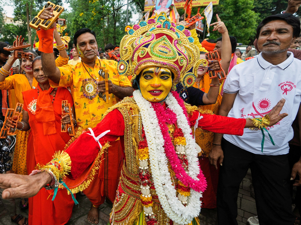 Devotees_20Gather_20For_20Grand_20Rath_20Yatra_20Of_20Lord_20Jagannath_20In_20Puri_20Photos_20_287_29.jpg 7