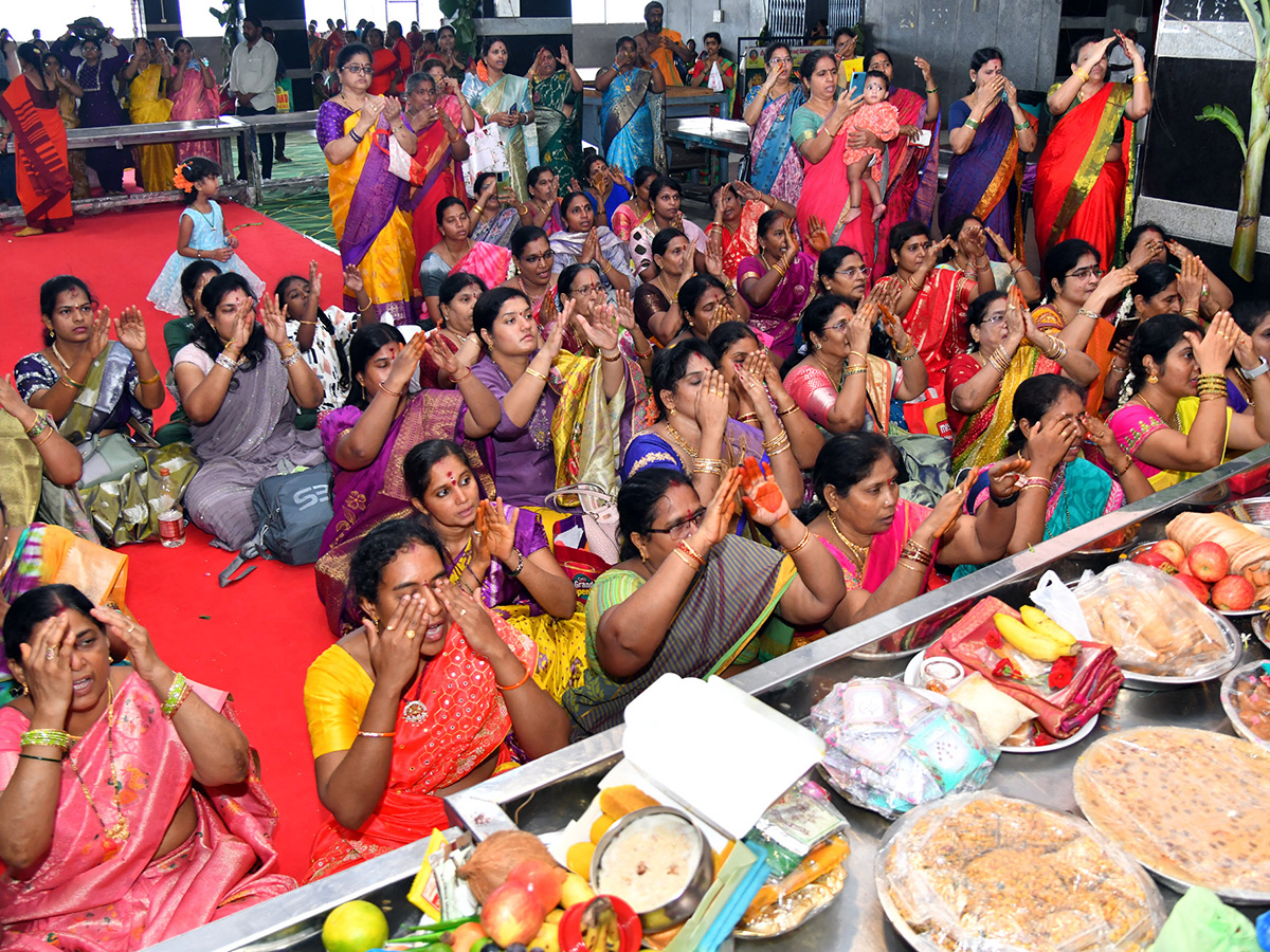Ashada_20Masam_20Utsavalu_20Celebrations_20Kanaka_20Durga_20Temple_20in_20Vijayawada__20_284_29.jpg 4