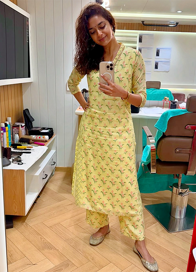 Actress_20Keerthy_20Suresh_20June_20Month_20Photos_20Viral_1_20_284_29.jpg 4
