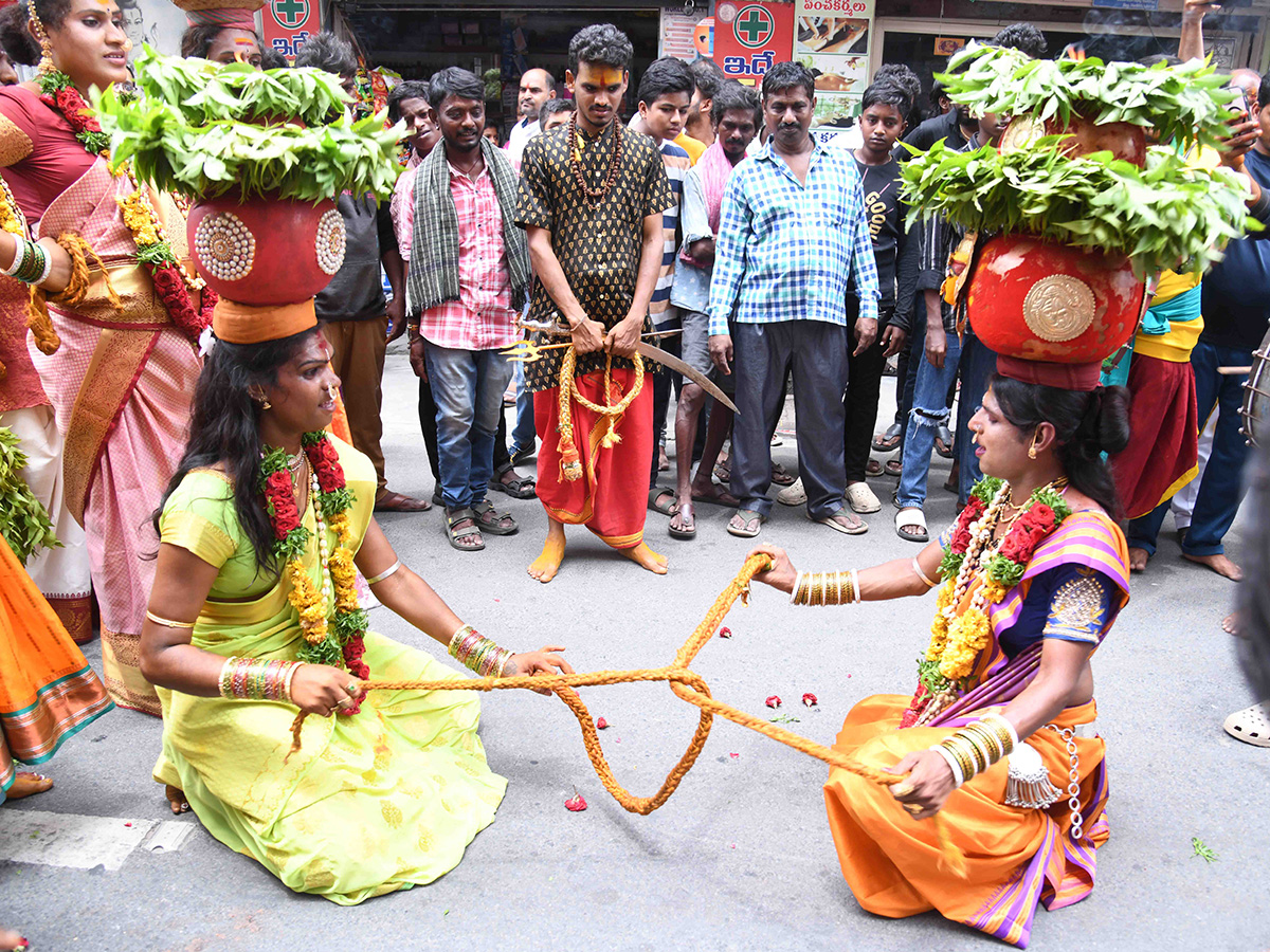 Devotees_20Gold_20Bonam_20Offered_20to_20Indrakiladri_20Durgamma_20Photos__20_2813_29.jpg 7