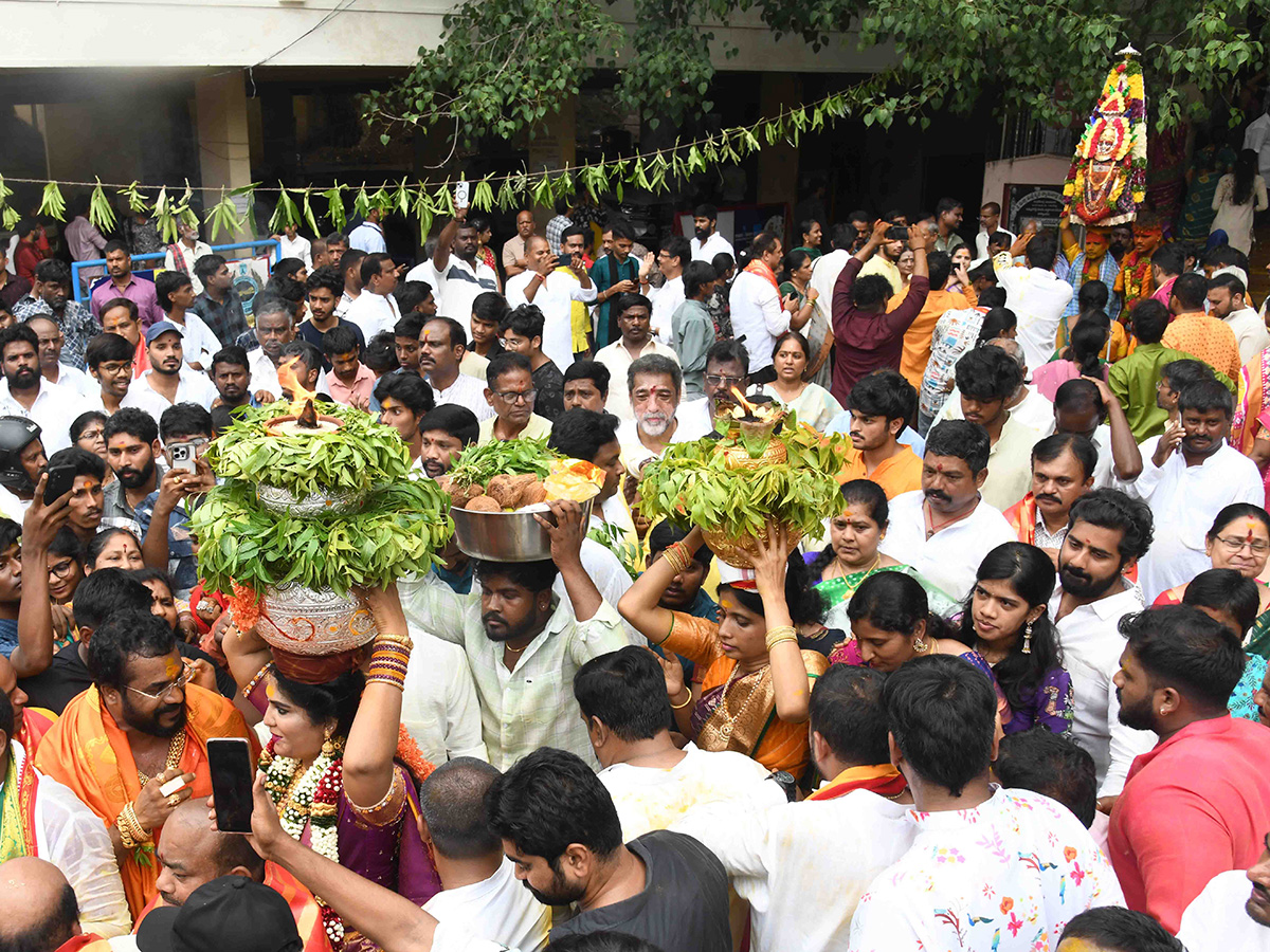 Devotees_20Gold_20Bonam_20Offered_20to_20Indrakiladri_20Durgamma_20Photos__20_2817_29.jpg 11