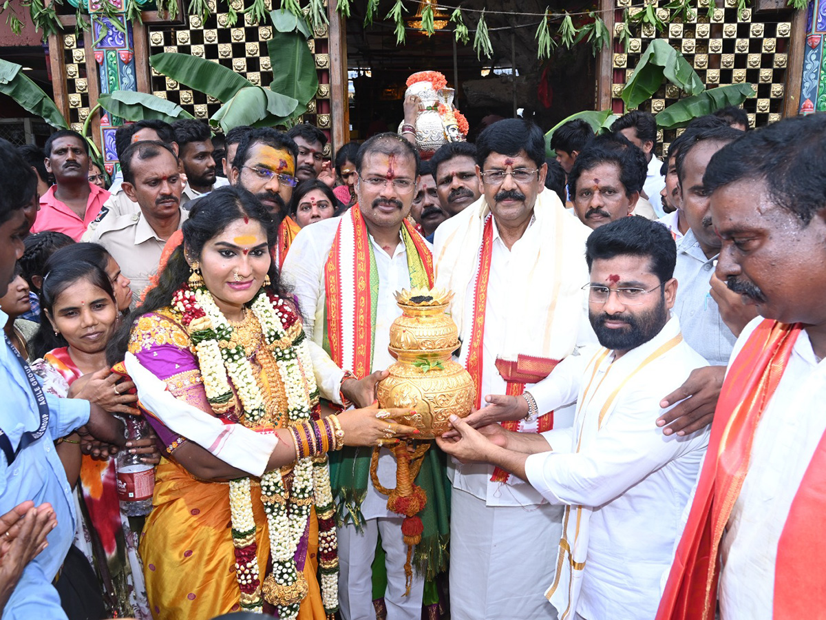 Devotees_20Gold_20Bonam_20Offered_20to_20Indrakiladri_20Durgamma_20Photos__20_2818_29.jpg 12