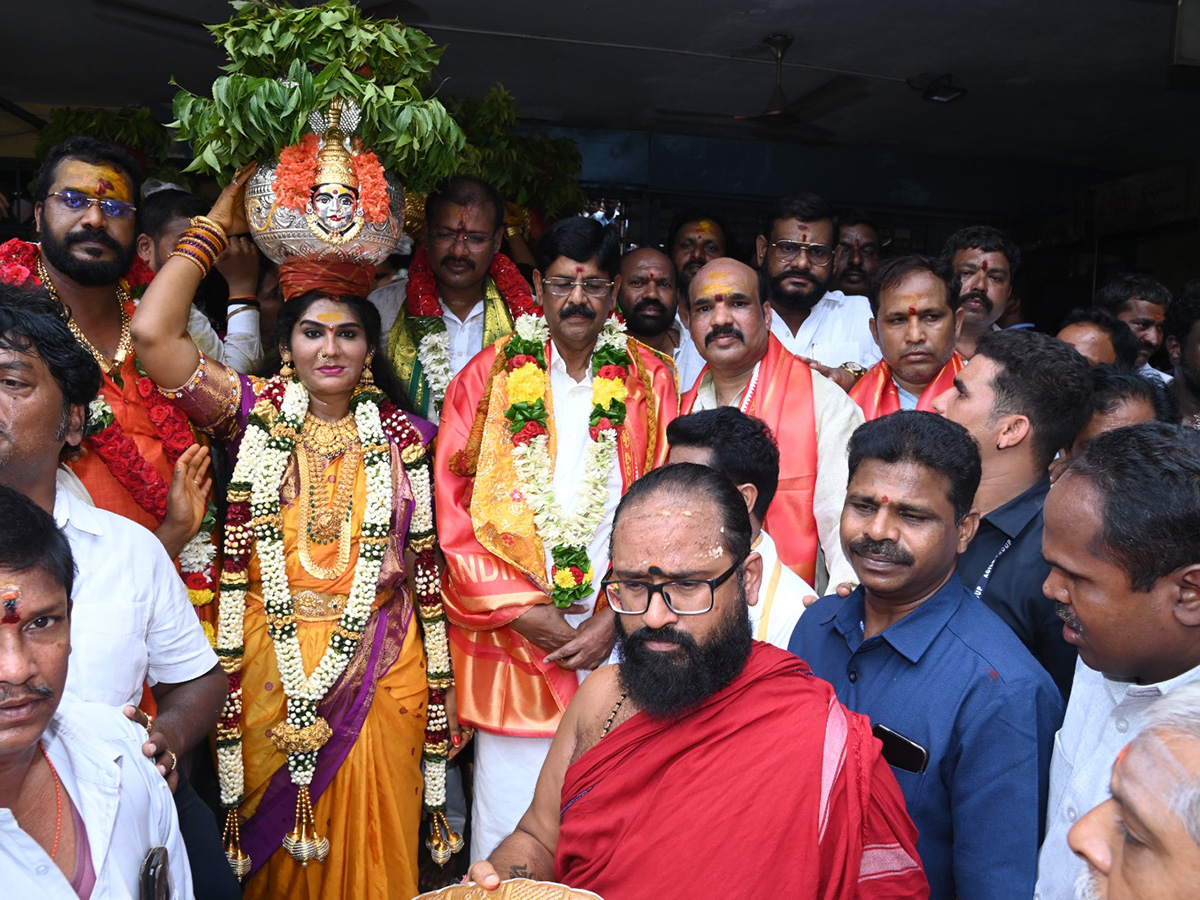Devotees_20Gold_20Bonam_20Offered_20to_20Indrakiladri_20Durgamma_20Photos__20_282_29.jpg 2