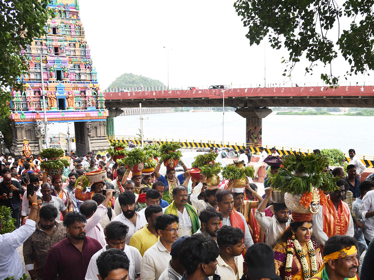 Devotees_20Gold_20Bonam_20Offered_20to_20Indrakiladri_20Durgamma_20Photos__20_289_29.jpg 3