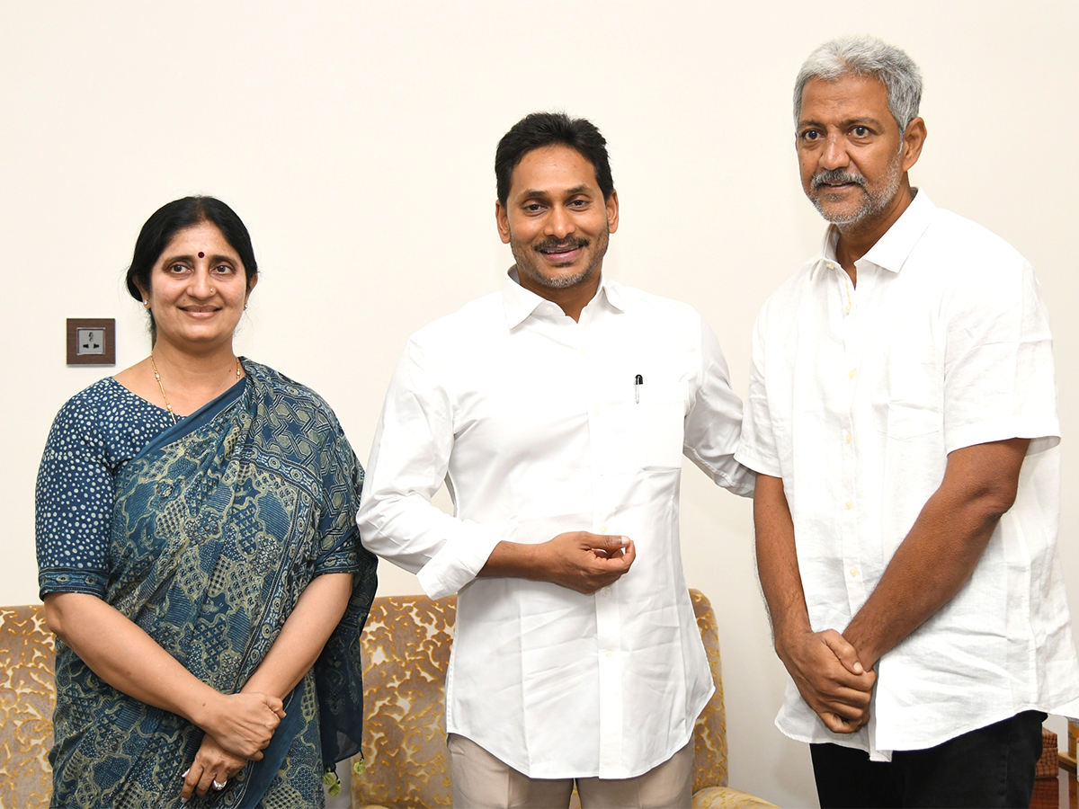 Vallabhaneni_20Vamsi_20FIRST_20MEET_20with_20Ys_20Jagan_20After_20Jail_20Release_20Photos__20_284_29.jpg 4