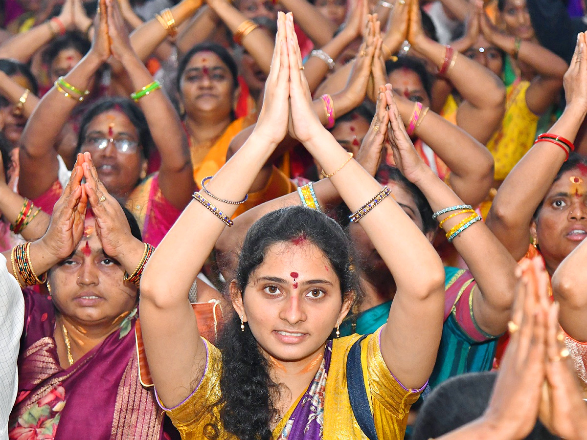 Ashada_20Masam_20Devotees_20Huge_20Crowd_20To_20Durga_20Temple_20In_20Vijayawada_20Photos_20_2810_29.jpg 11