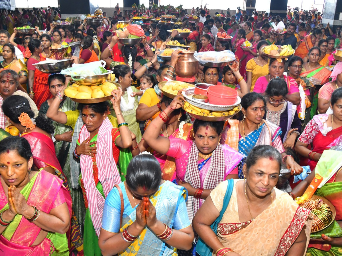 Ashada_20Masam_20Devotees_20Huge_20Crowd_20To_20Durga_20Temple_20In_20Vijayawada_20Photos_20_2811_29.jpg 12