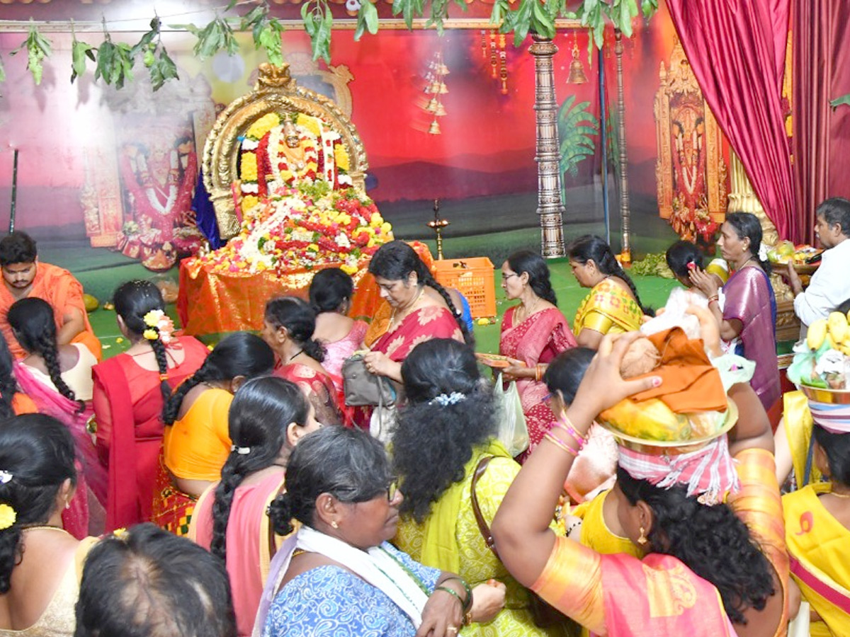 Ashada_20Masam_20Devotees_20Huge_20Crowd_20To_20Durga_20Temple_20In_20Vijayawada_20Photos_20_2812_29.jpg 13