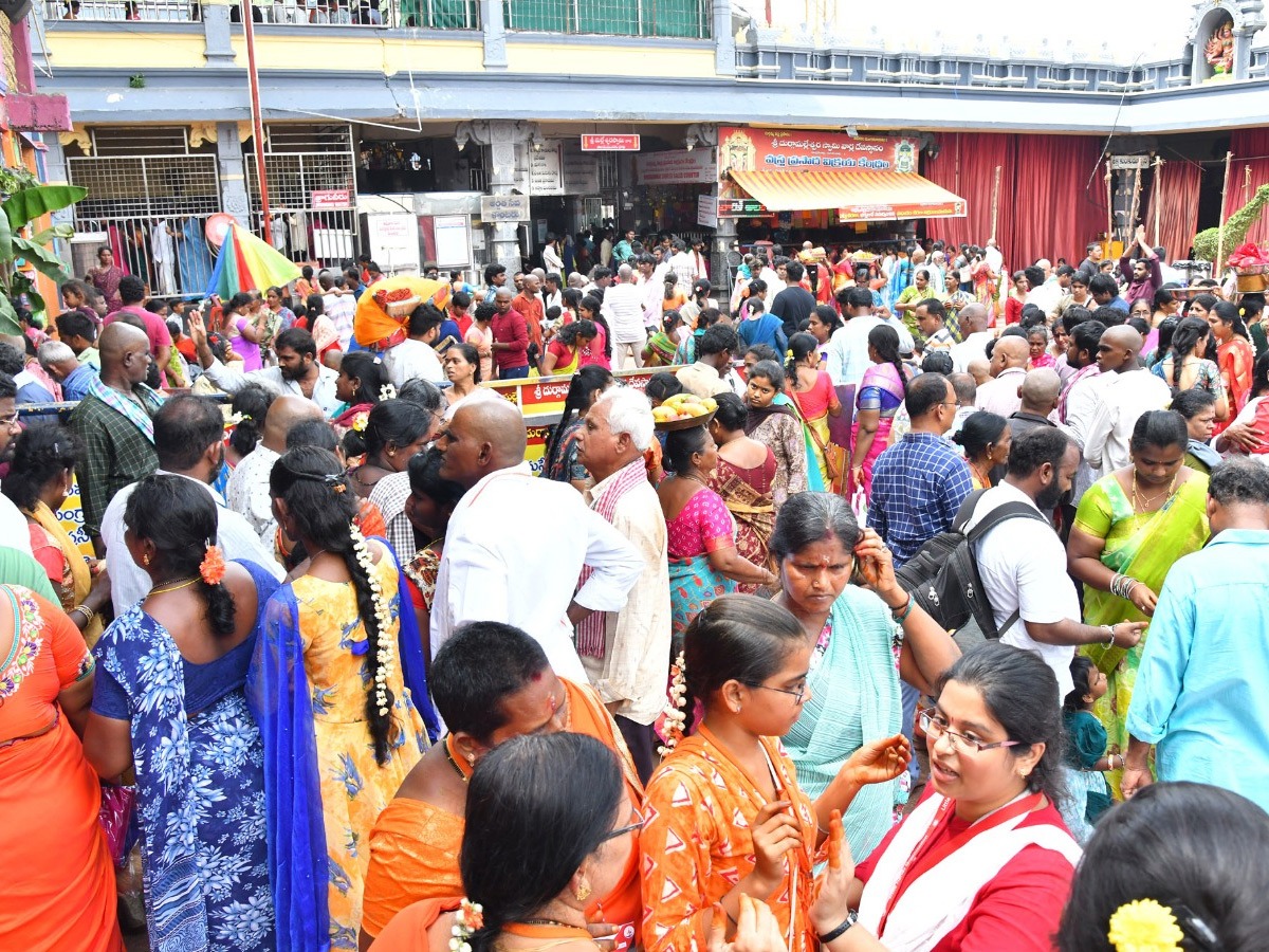 Ashada_20Masam_20Devotees_20Huge_20Crowd_20To_20Durga_20Temple_20In_20Vijayawada_20Photos_20_2813_29.jpg 14