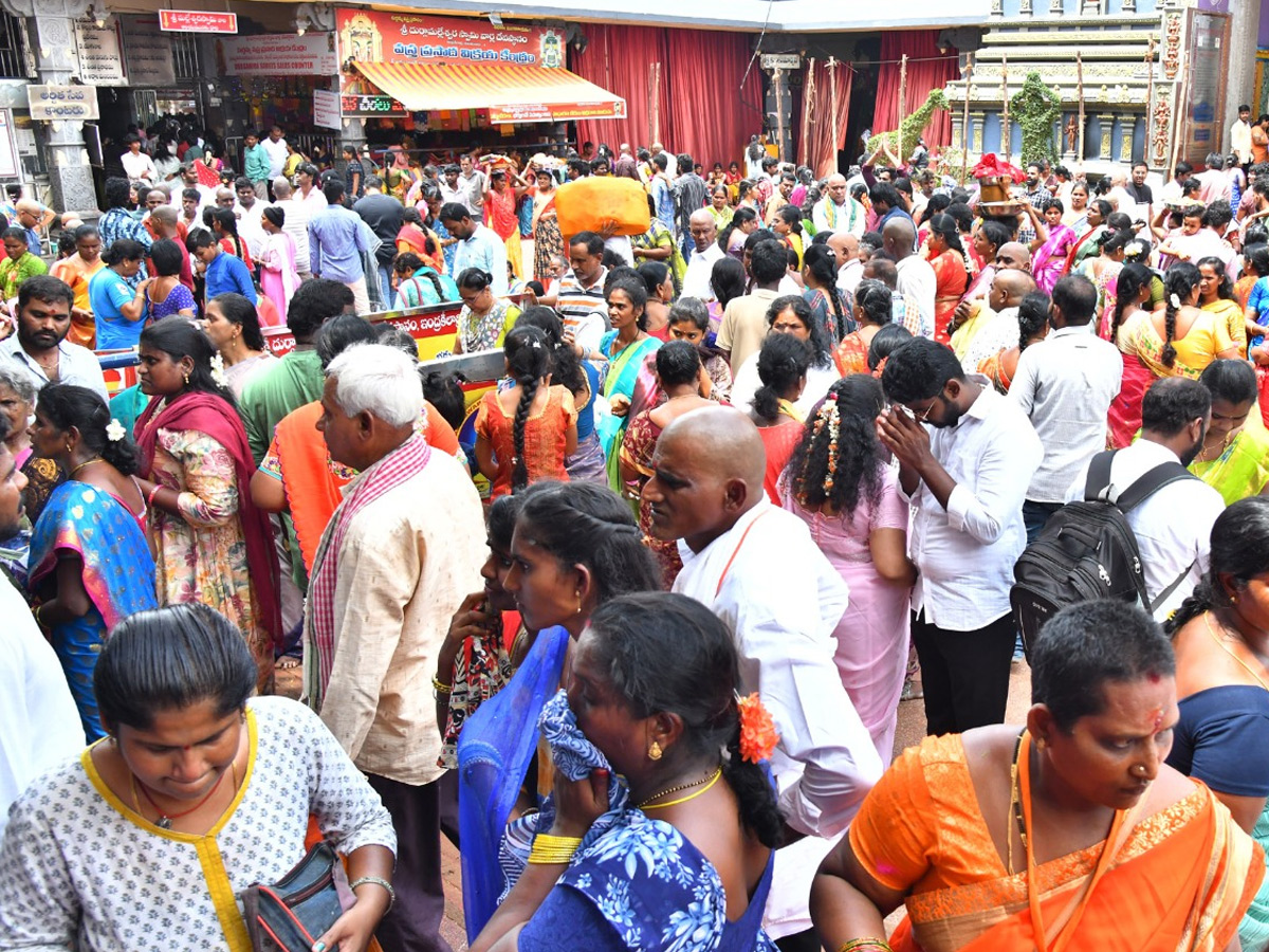 Ashada_20Masam_20Devotees_20Huge_20Crowd_20To_20Durga_20Temple_20In_20Vijayawada_20Photos_20_2814_29.jpg 15