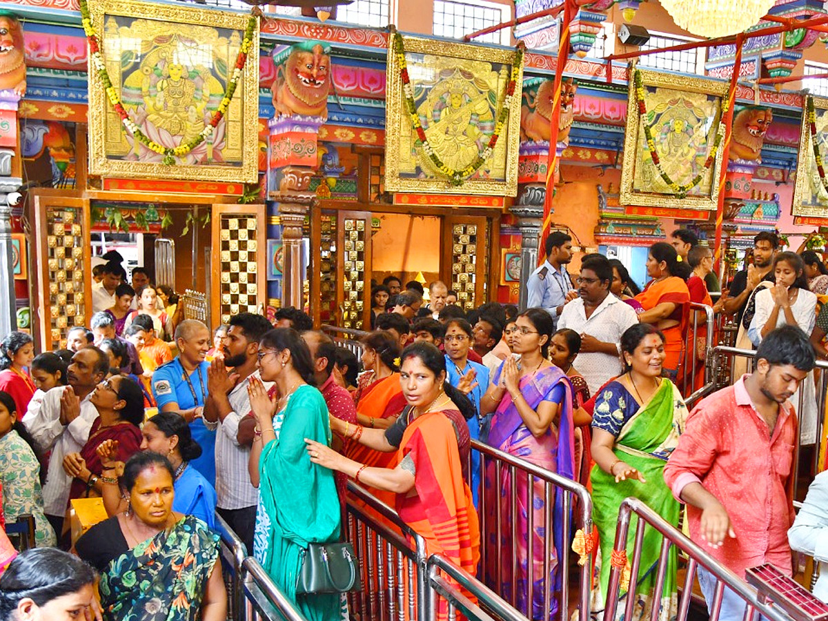 Ashada_20Masam_20Devotees_20Huge_20Crowd_20To_20Durga_20Temple_20In_20Vijayawada_20Photos_20_2815_29.jpg 16