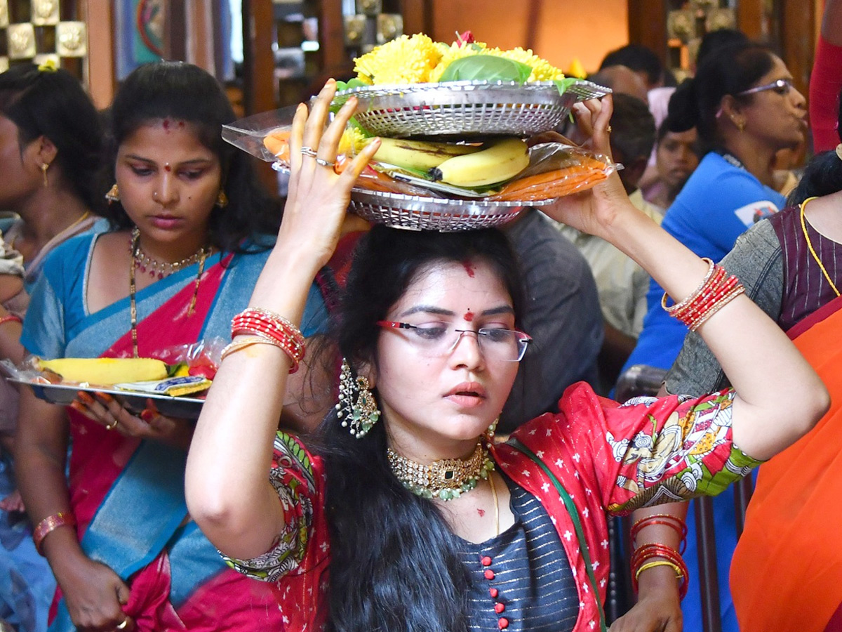 Ashada_20Masam_20Devotees_20Huge_20Crowd_20To_20Durga_20Temple_20In_20Vijayawada_20Photos_20_2816_29.jpg 17