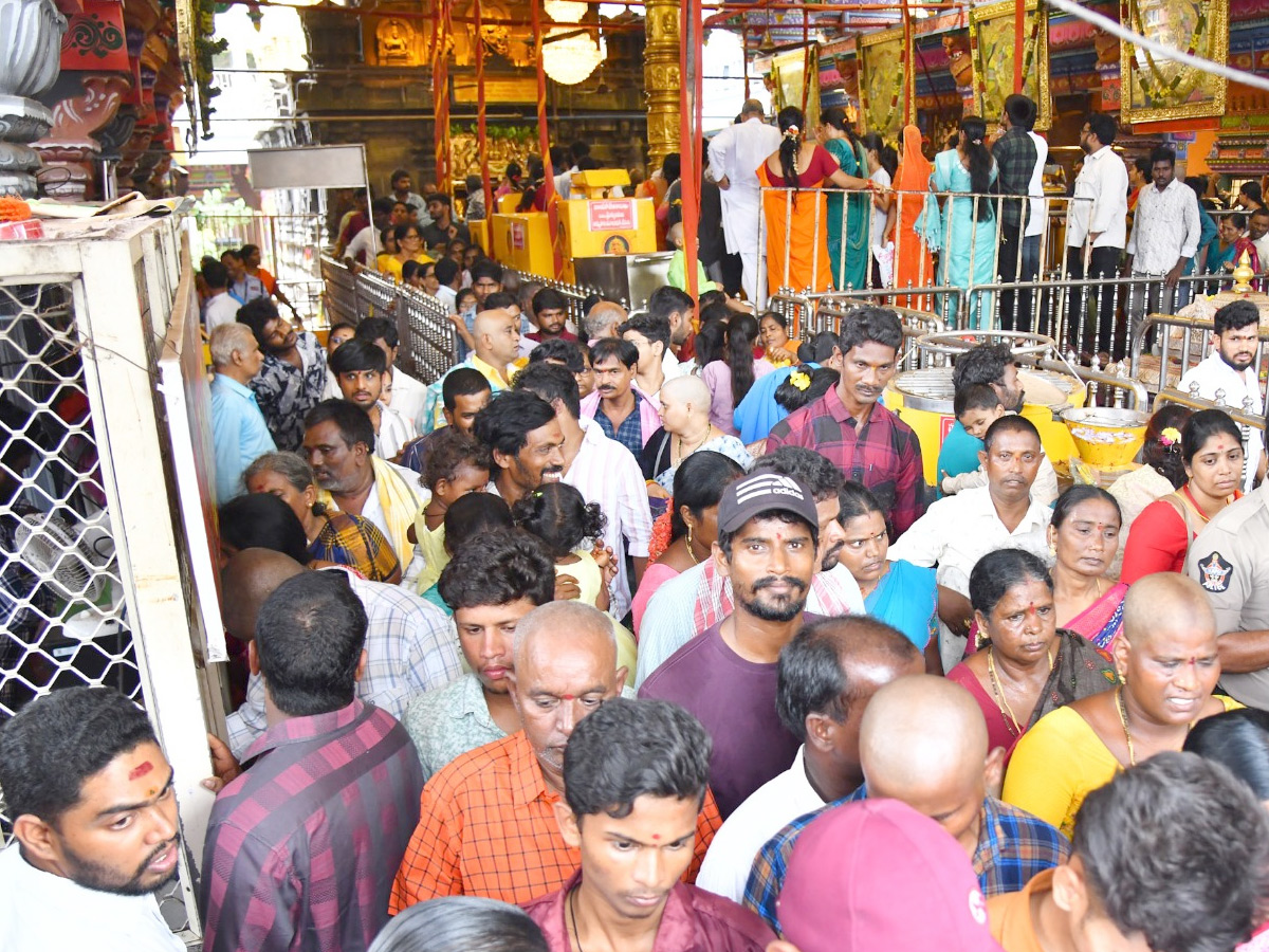 Ashada_20Masam_20Devotees_20Huge_20Crowd_20To_20Durga_20Temple_20In_20Vijayawada_20Photos_20_2817_29.jpg 18