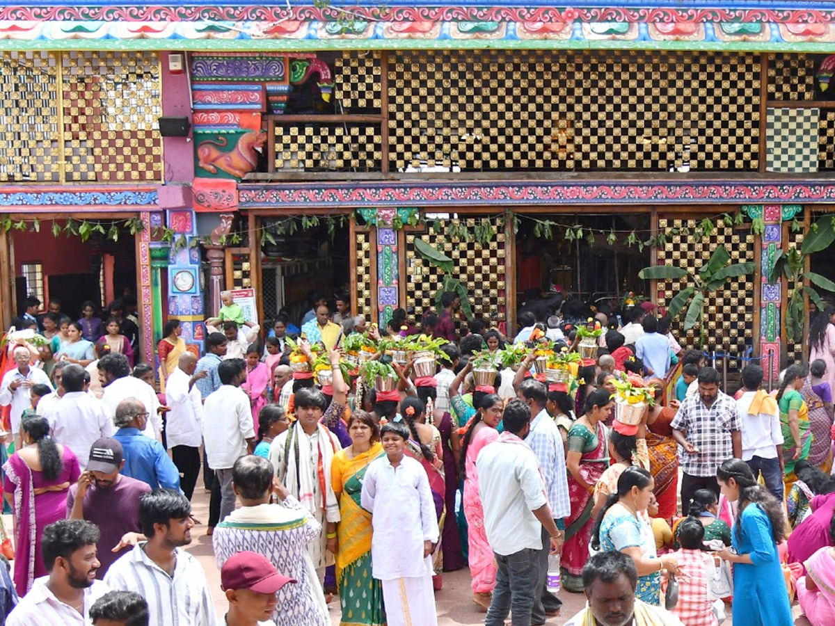 Ashada_20Masam_20Devotees_20Huge_20Crowd_20To_20Durga_20Temple_20In_20Vijayawada_20Photos_20_281_29.jpg 2