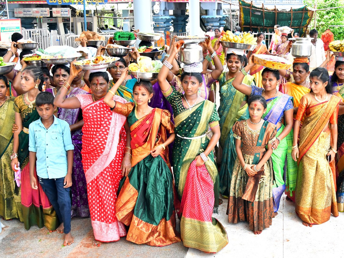 Ashada_20Masam_20Devotees_20Huge_20Crowd_20To_20Durga_20Temple_20In_20Vijayawada_20Photos_20_282_29.jpg 3