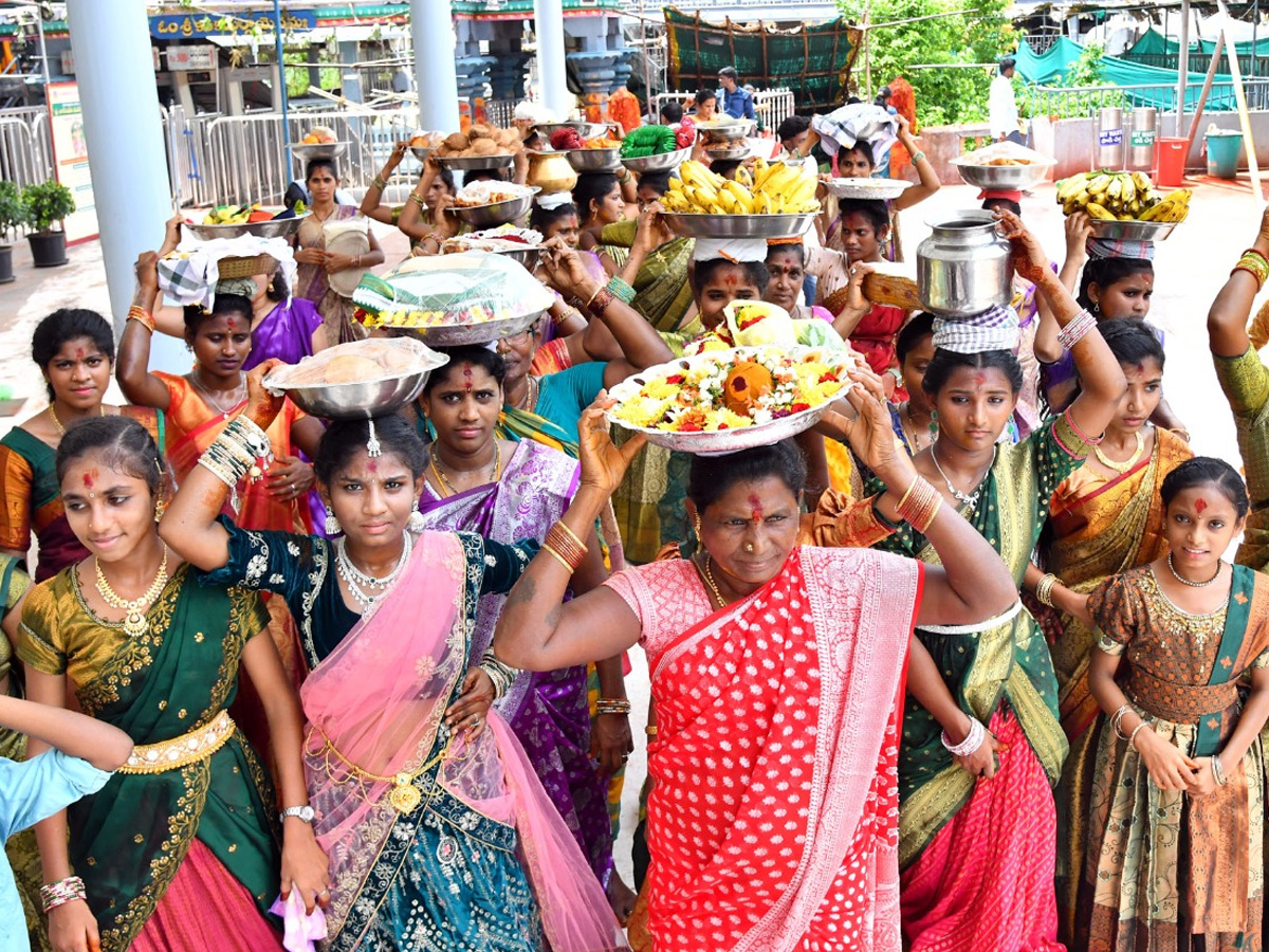 Ashada_20Masam_20Devotees_20Huge_20Crowd_20To_20Durga_20Temple_20In_20Vijayawada_20Photos_20_283_29.jpg 4