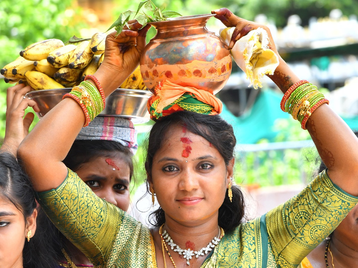 Ashada_20Masam_20Devotees_20Huge_20Crowd_20To_20Durga_20Temple_20In_20Vijayawada_20Photos_20_284_29.jpg 5