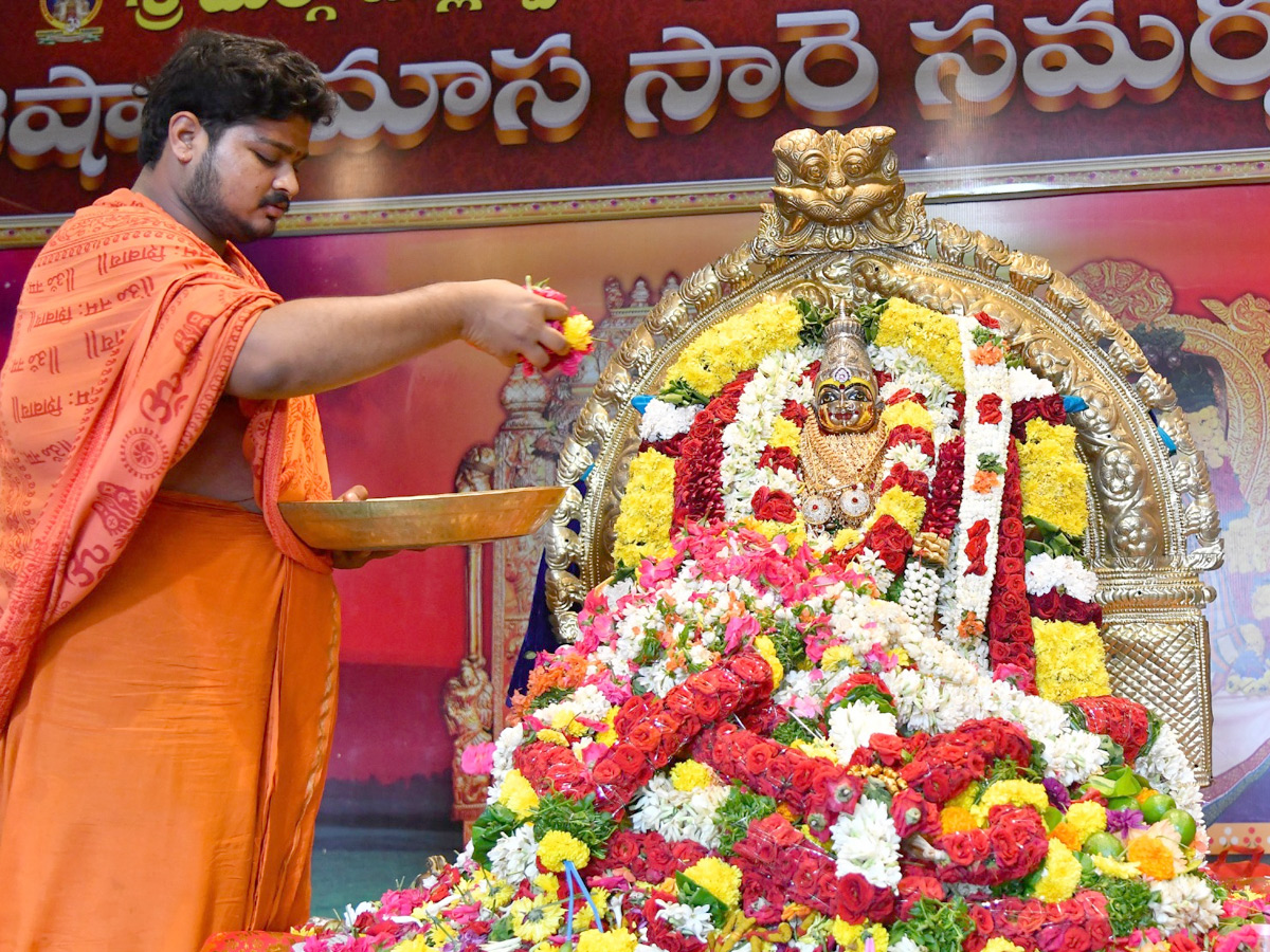 Ashada_20Masam_20Devotees_20Huge_20Crowd_20To_20Durga_20Temple_20In_20Vijayawada_20Photos_20_286_29.jpg 7