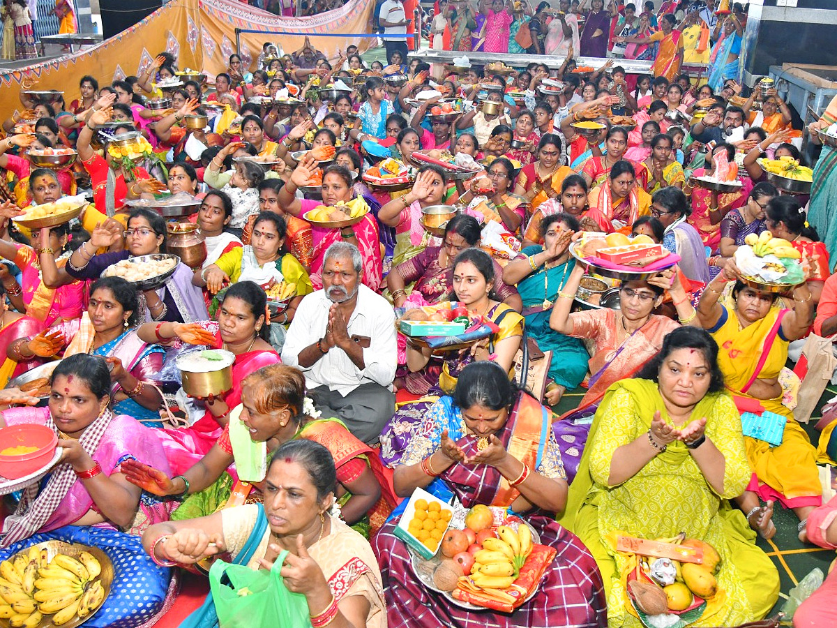 Ashada_20Masam_20Devotees_20Huge_20Crowd_20To_20Durga_20Temple_20In_20Vijayawada_20Photos_20_287_29.jpg 8