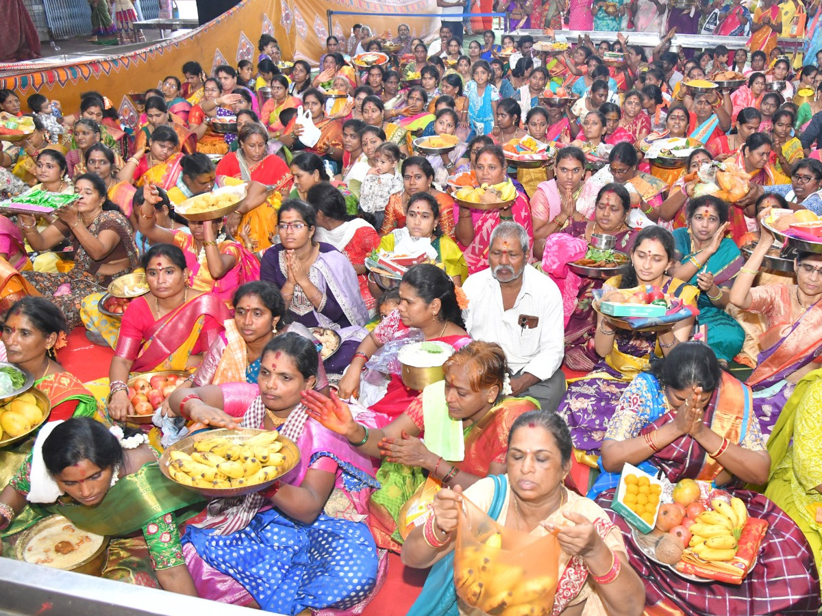 Ashada_20Masam_20Devotees_20Huge_20Crowd_20To_20Durga_20Temple_20In_20Vijayawada_20Photos_20_288_29.jpg 9
