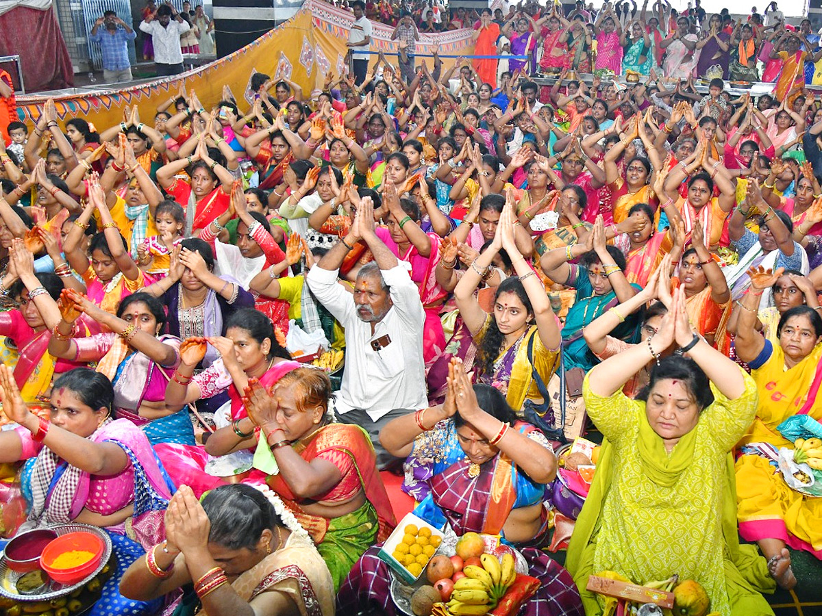 Ashada_20Masam_20Devotees_20Huge_20Crowd_20To_20Durga_20Temple_20In_20Vijayawada_20Photos_20_289_29.jpg 10
